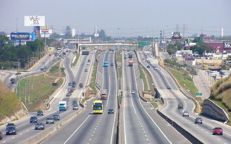 O projeto apresenta uma iniciativa para viabilizar o transporte de cargas por caminhões elétricos na Via Dutra, incentivando a eletrificação do setor.